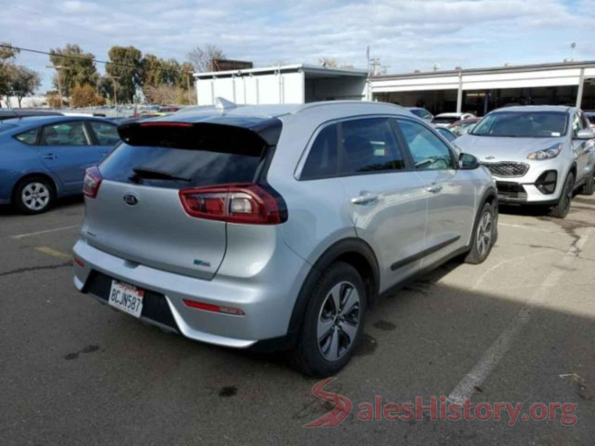 KNDCB3LC8J5126674 2018 KIA NIRO