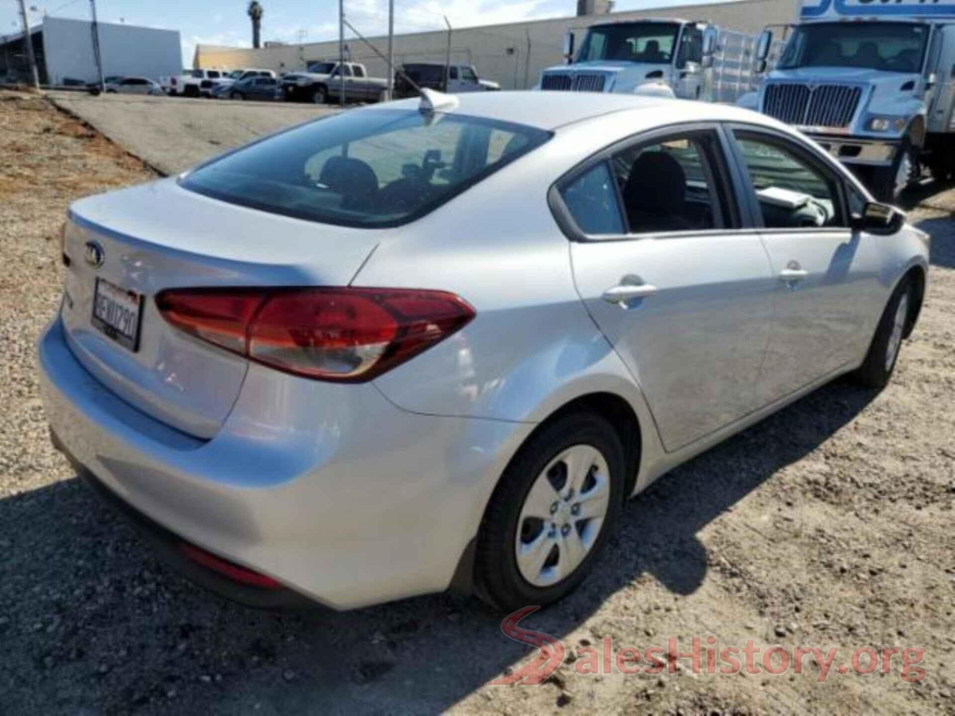 3KPFL4A71JE277768 2018 KIA FORTE