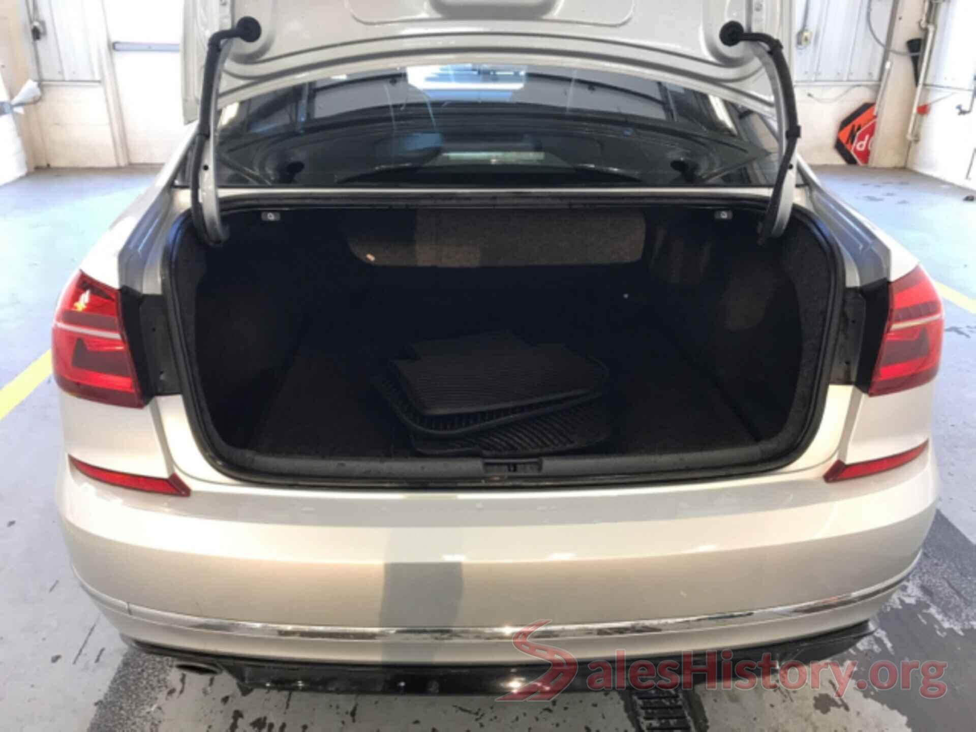 1VWAA7A39JC023857 2018 VOLKSWAGEN PASSAT