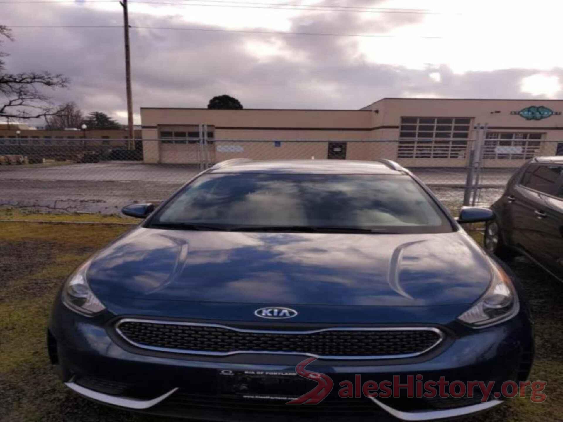 KNDCB3LC1J5128010 2018 KIA NIRO