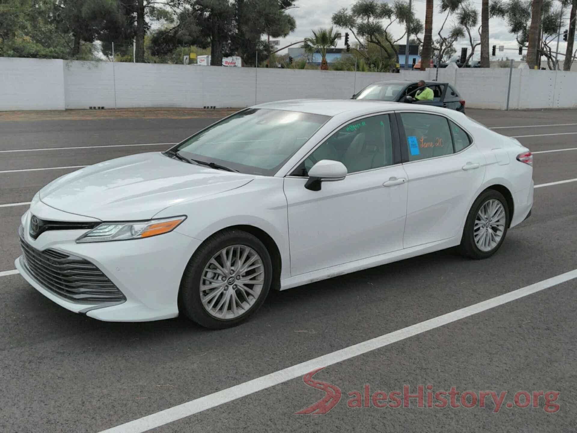 4T1B11HK9JU074556 2018 TOYOTA CAMRY