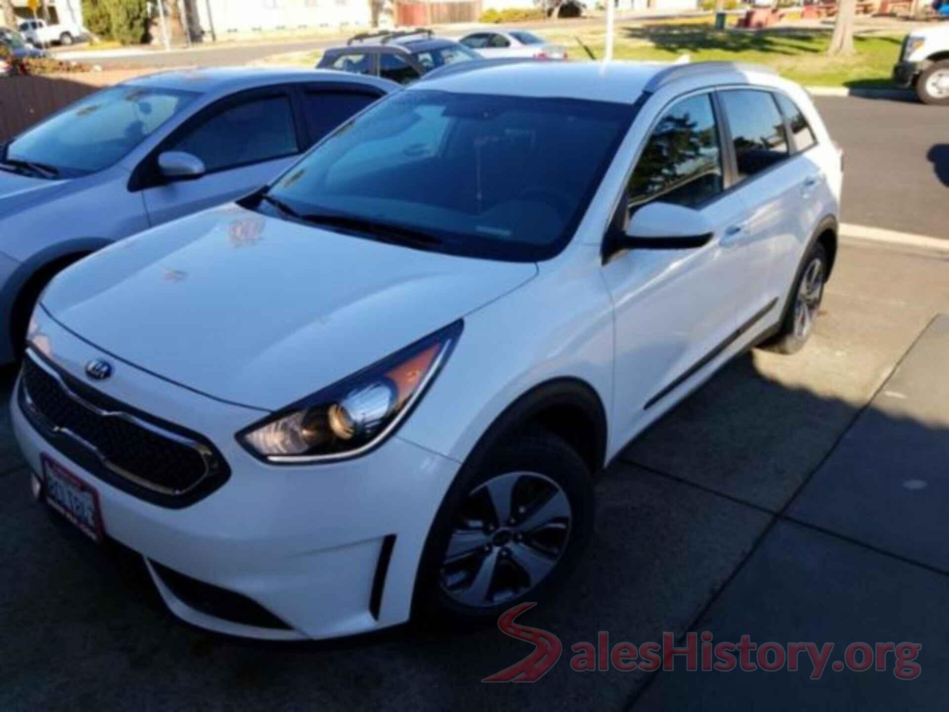 KNDCB3LC5J5157719 2018 KIA NIRO