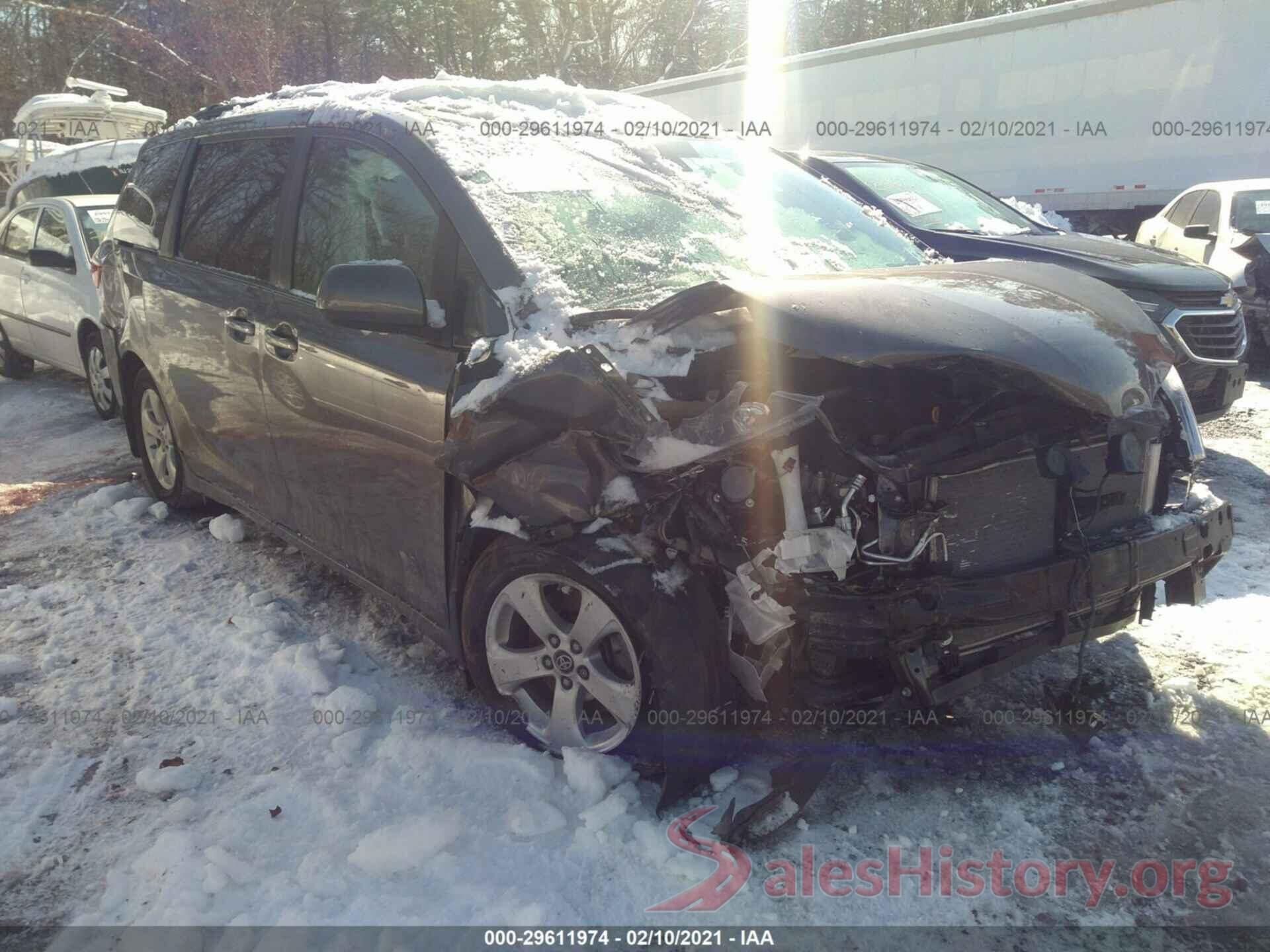 5TDKZ3DC0KS995786 2019 TOYOTA SIENNA