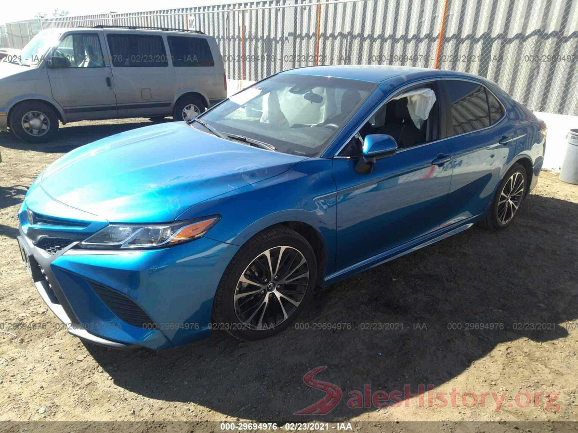 4T1B11HK8JU100953 2018 TOYOTA CAMRY