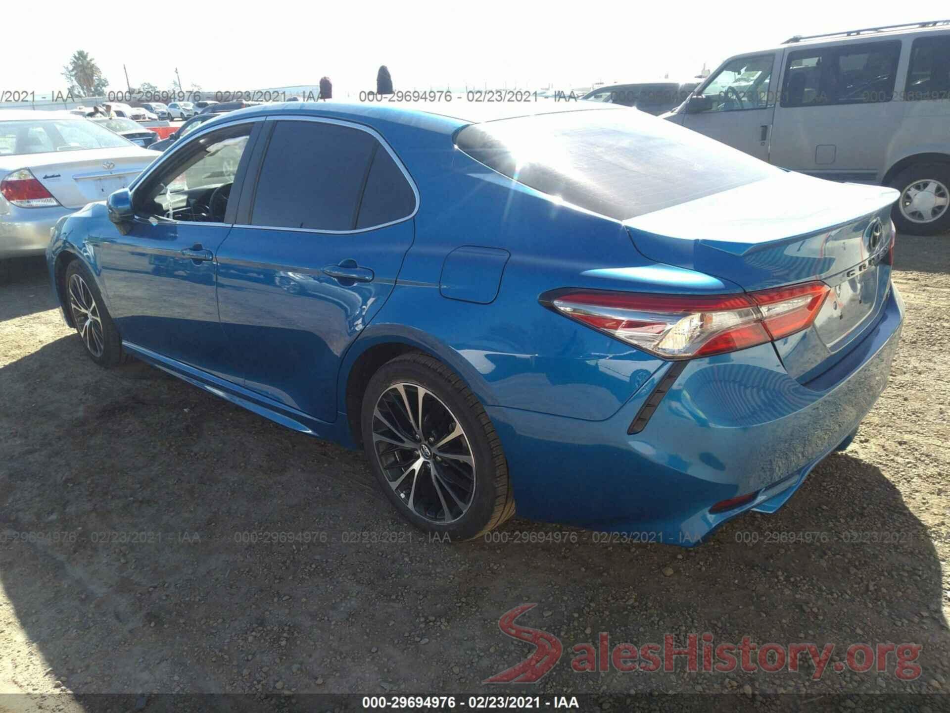 4T1B11HK8JU100953 2018 TOYOTA CAMRY