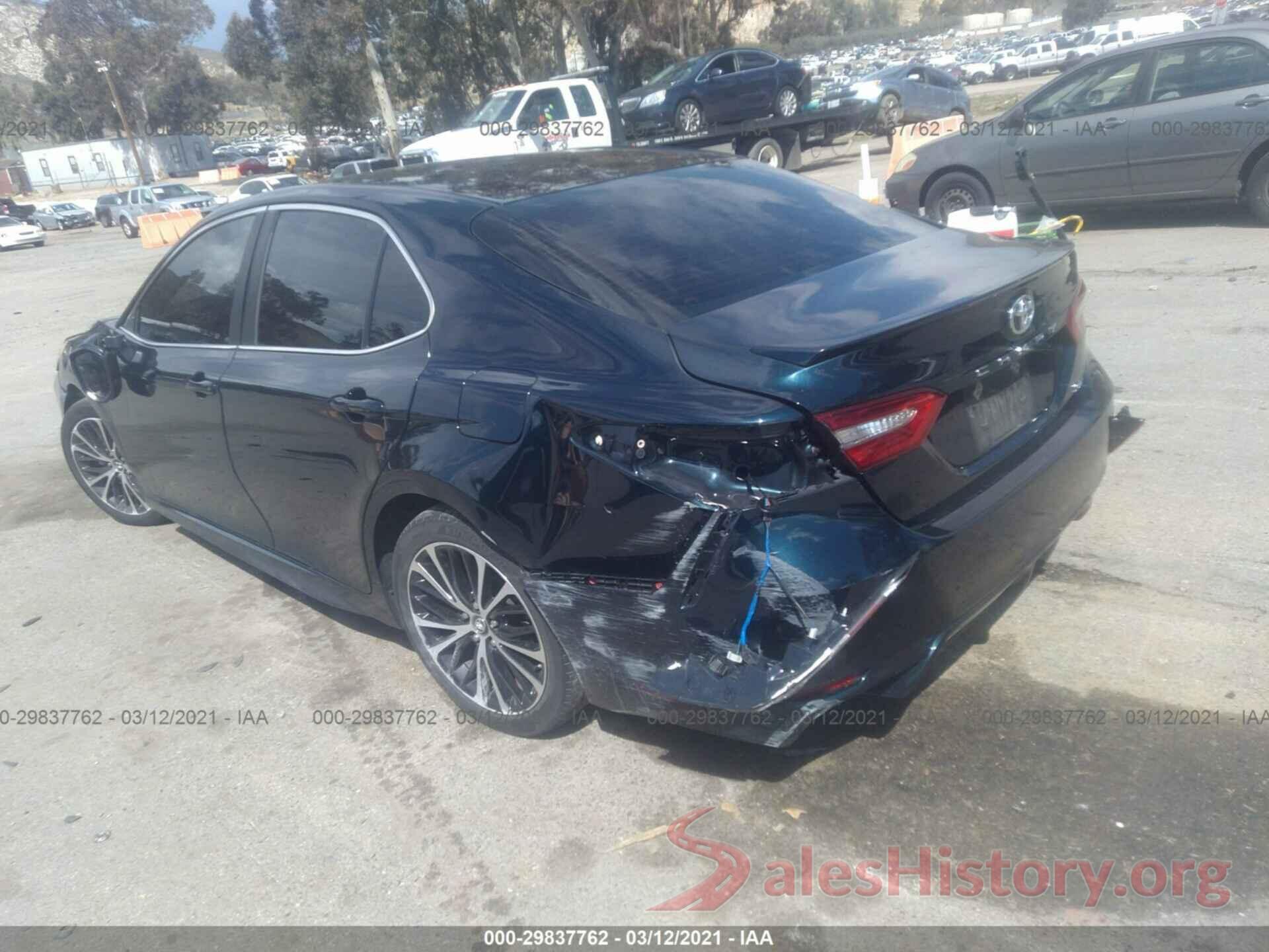 4T1B11HK5JU585679 2018 TOYOTA CAMRY