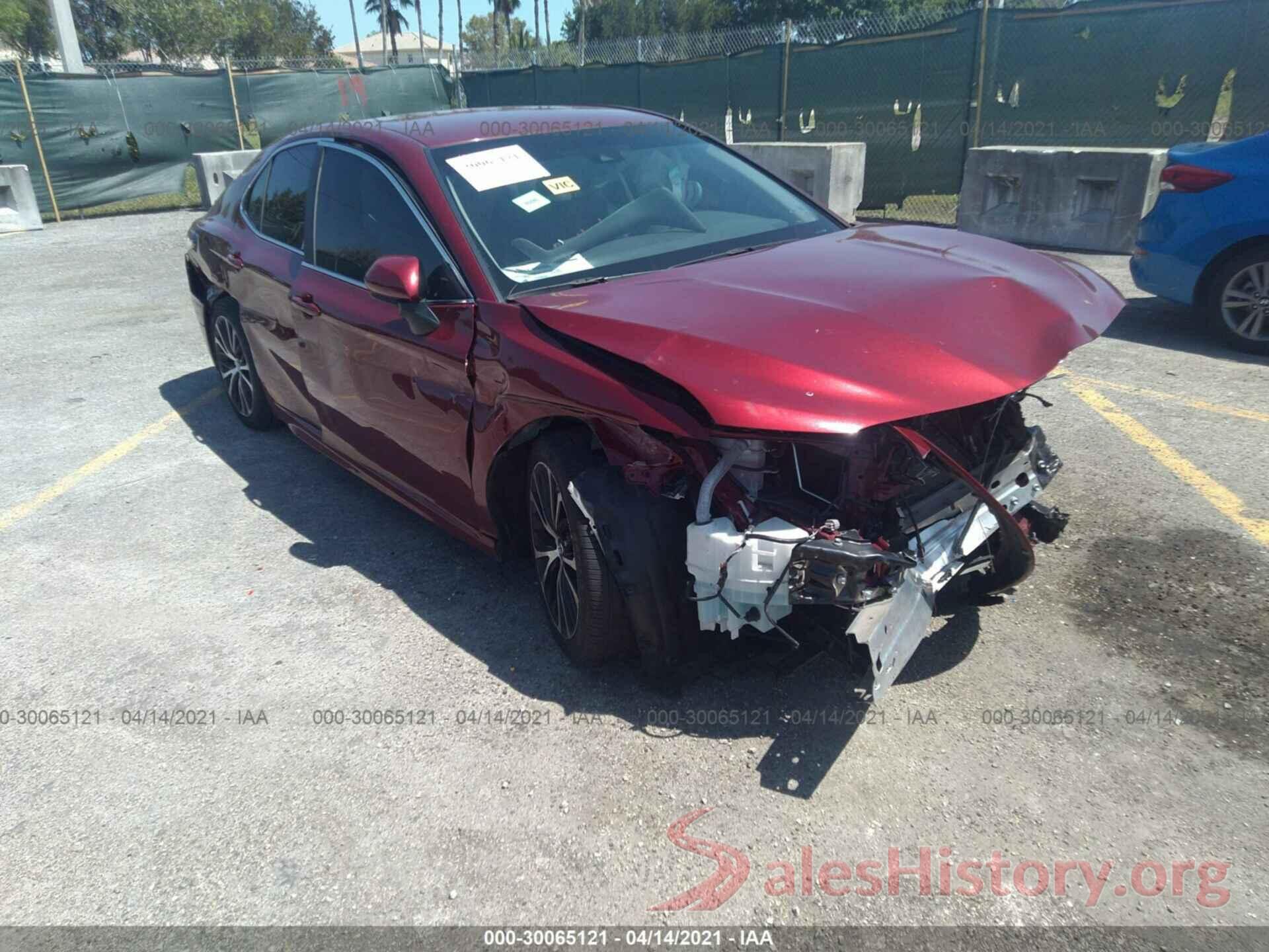 4T1B11HK2JU621120 2018 TOYOTA CAMRY