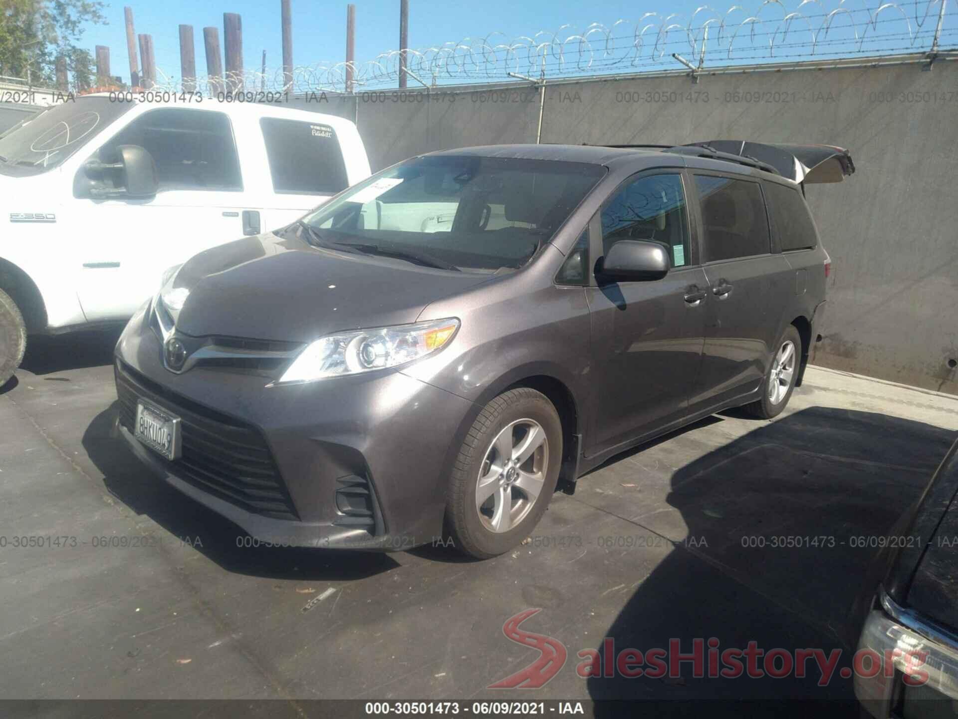 5TDKZ3DC8KS987242 2019 TOYOTA SIENNA