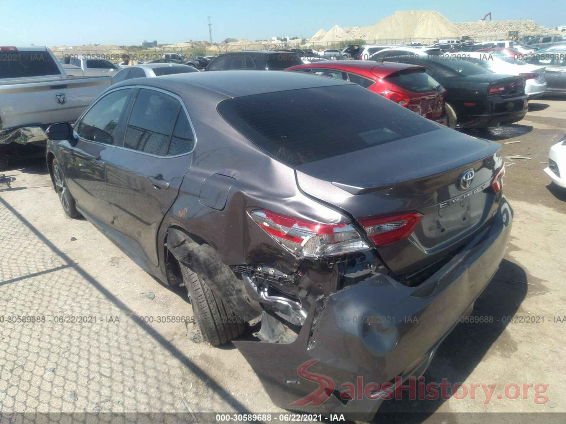 4T1B11HK3JU044825 2018 TOYOTA CAMRY