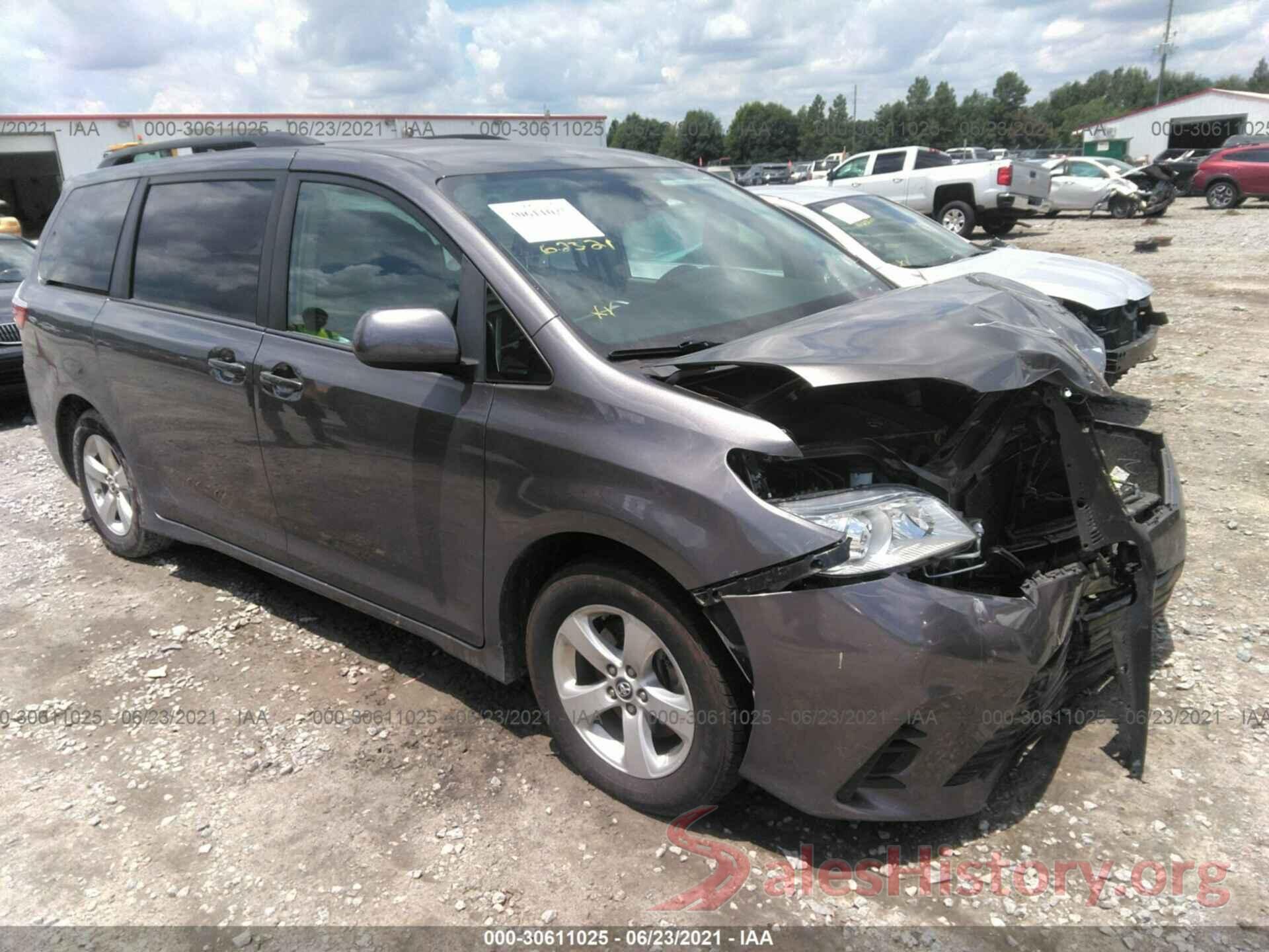 5TDKZ3DC2JS932557 2018 TOYOTA SIENNA