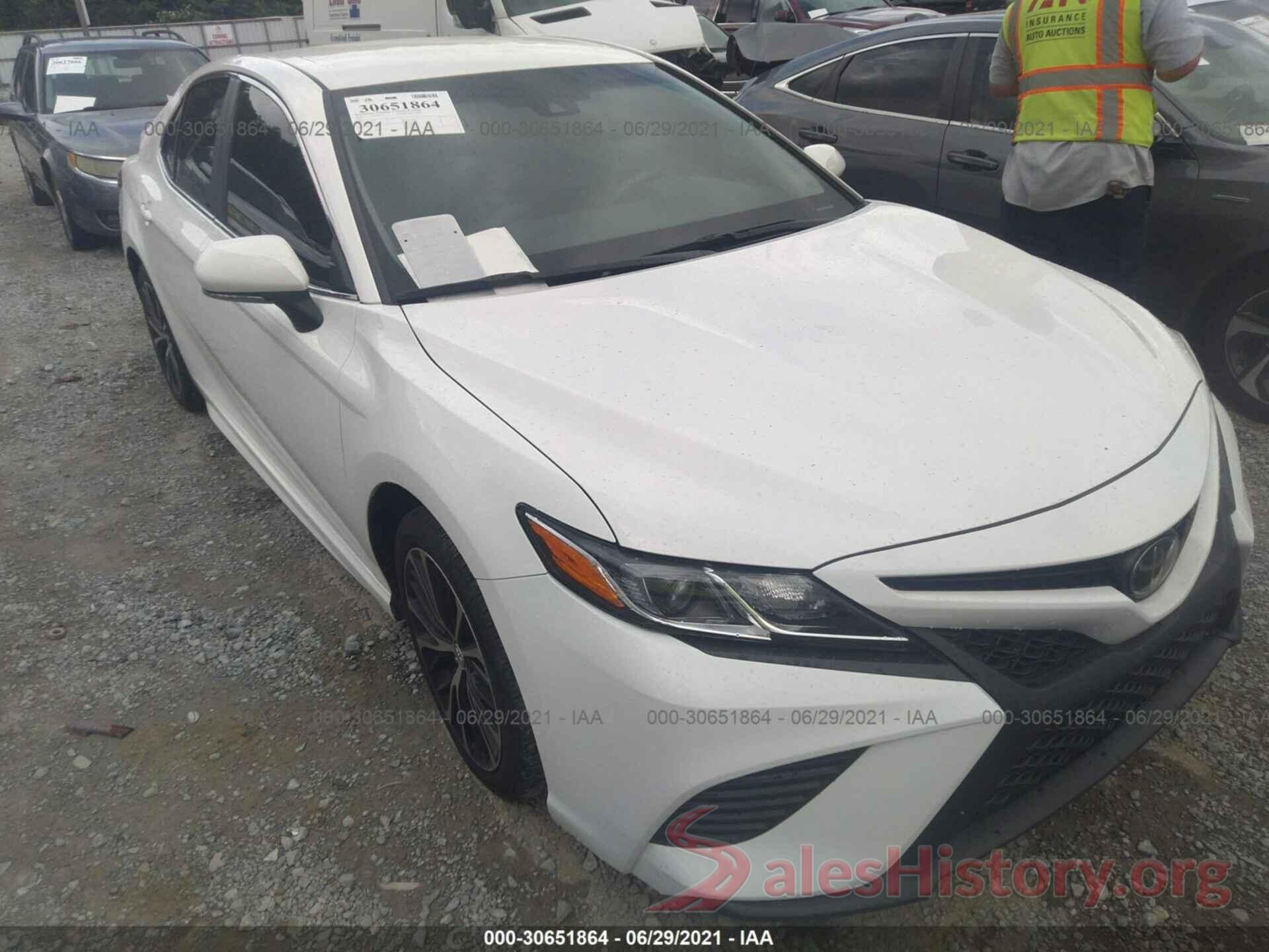 4T1B11HKXJU097697 2018 TOYOTA CAMRY