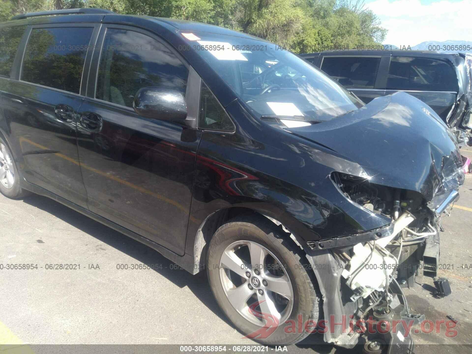 5TDKZ3DC2JS932168 2018 TOYOTA SIENNA