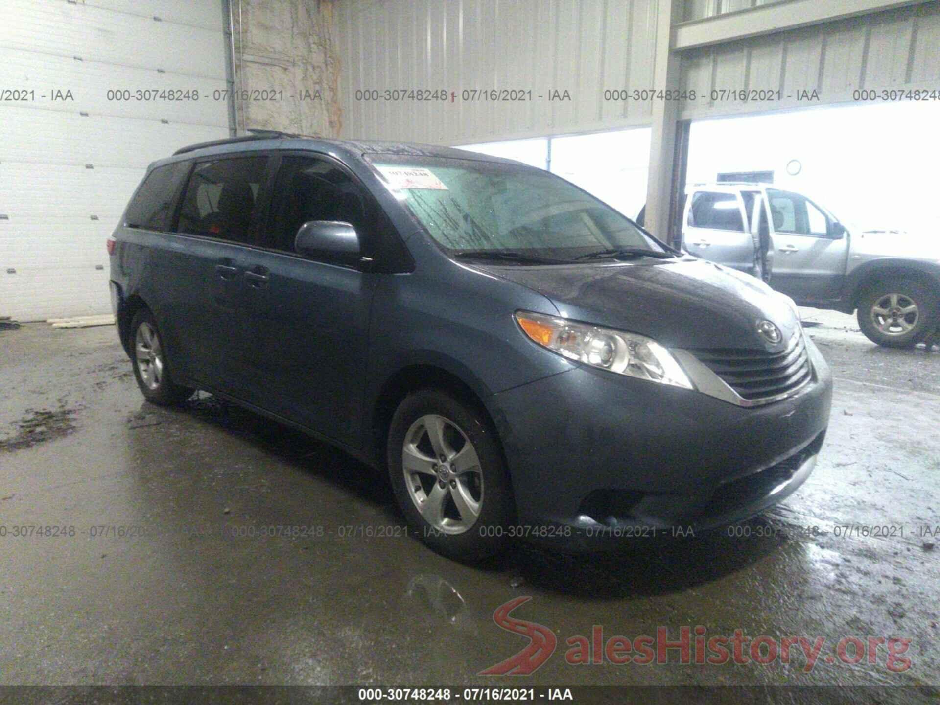 5TDKZ3DC1HS814493 2017 TOYOTA SIENNA