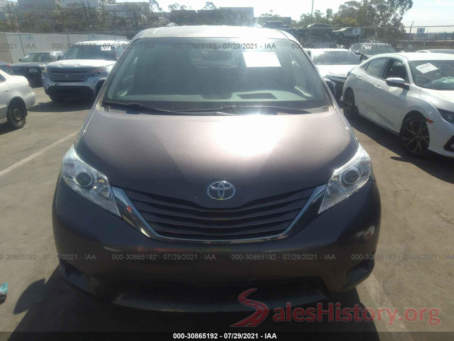 5TDKZ3DC8HS852240 2017 TOYOTA SIENNA