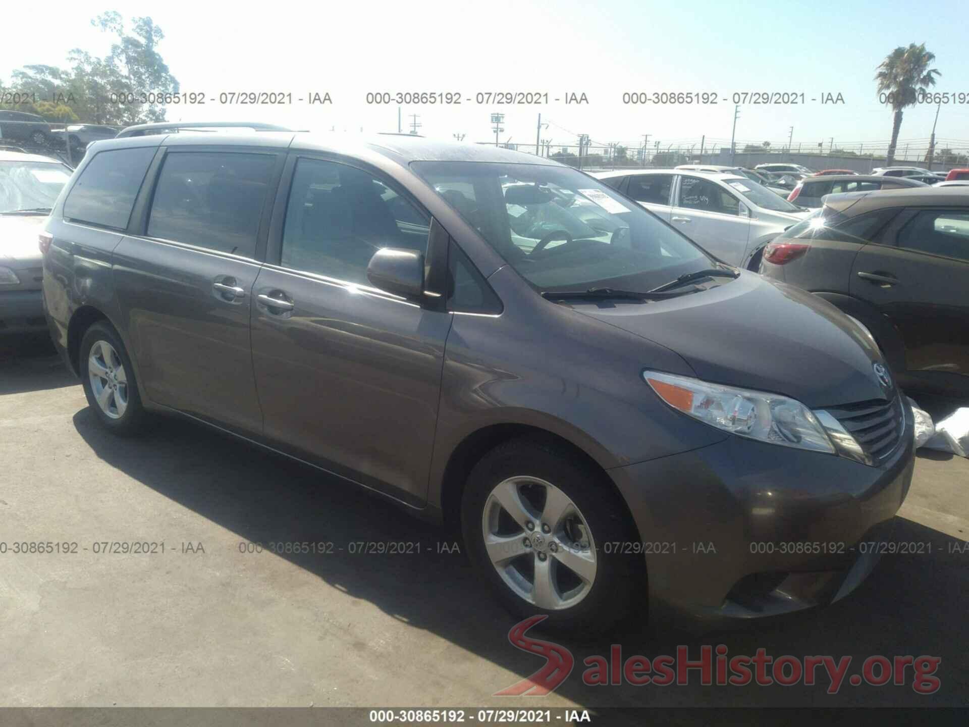 5TDKZ3DC8HS852240 2017 TOYOTA SIENNA