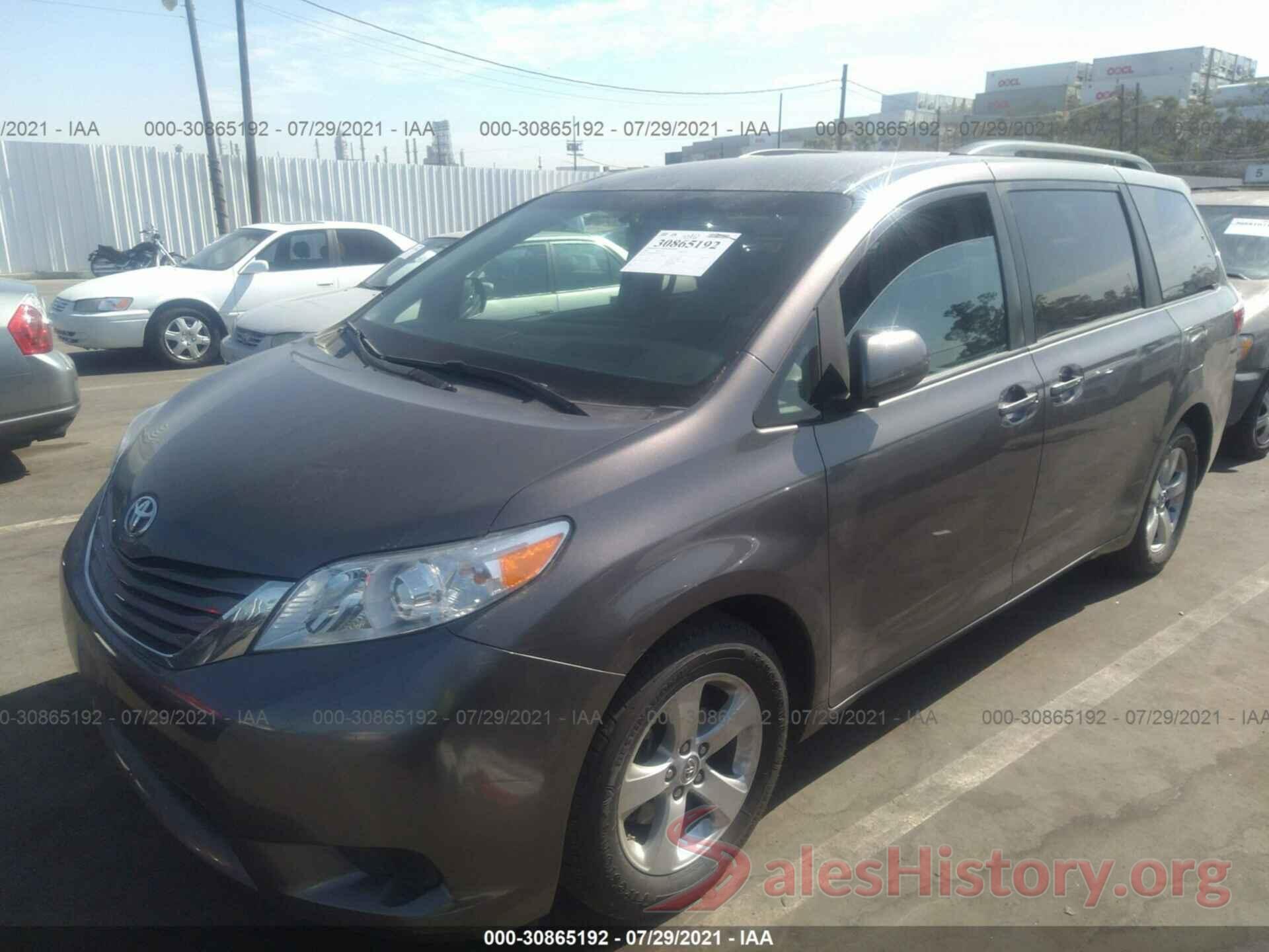 5TDKZ3DC8HS852240 2017 TOYOTA SIENNA