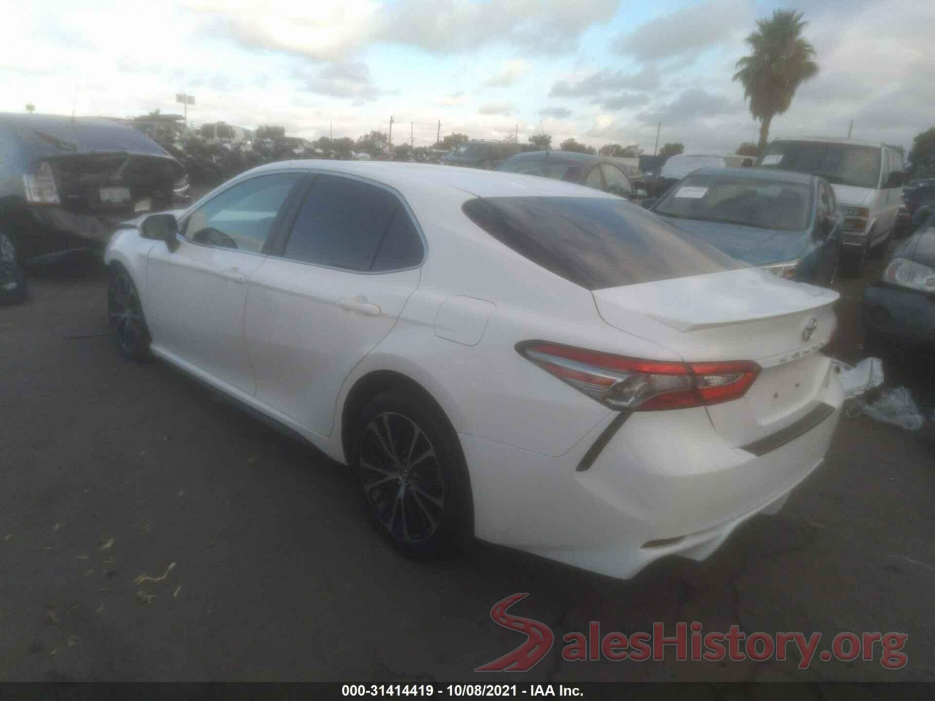 4T1B11HK8JU633837 2018 TOYOTA CAMRY