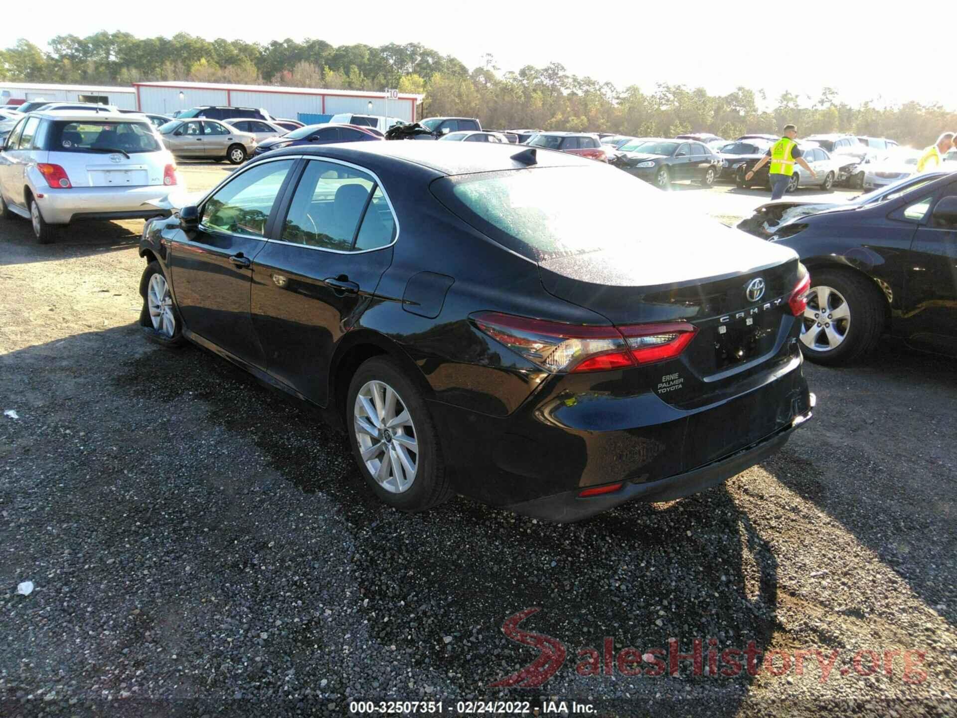 4T1C11AK1NU623235 2022 TOYOTA CAMRY