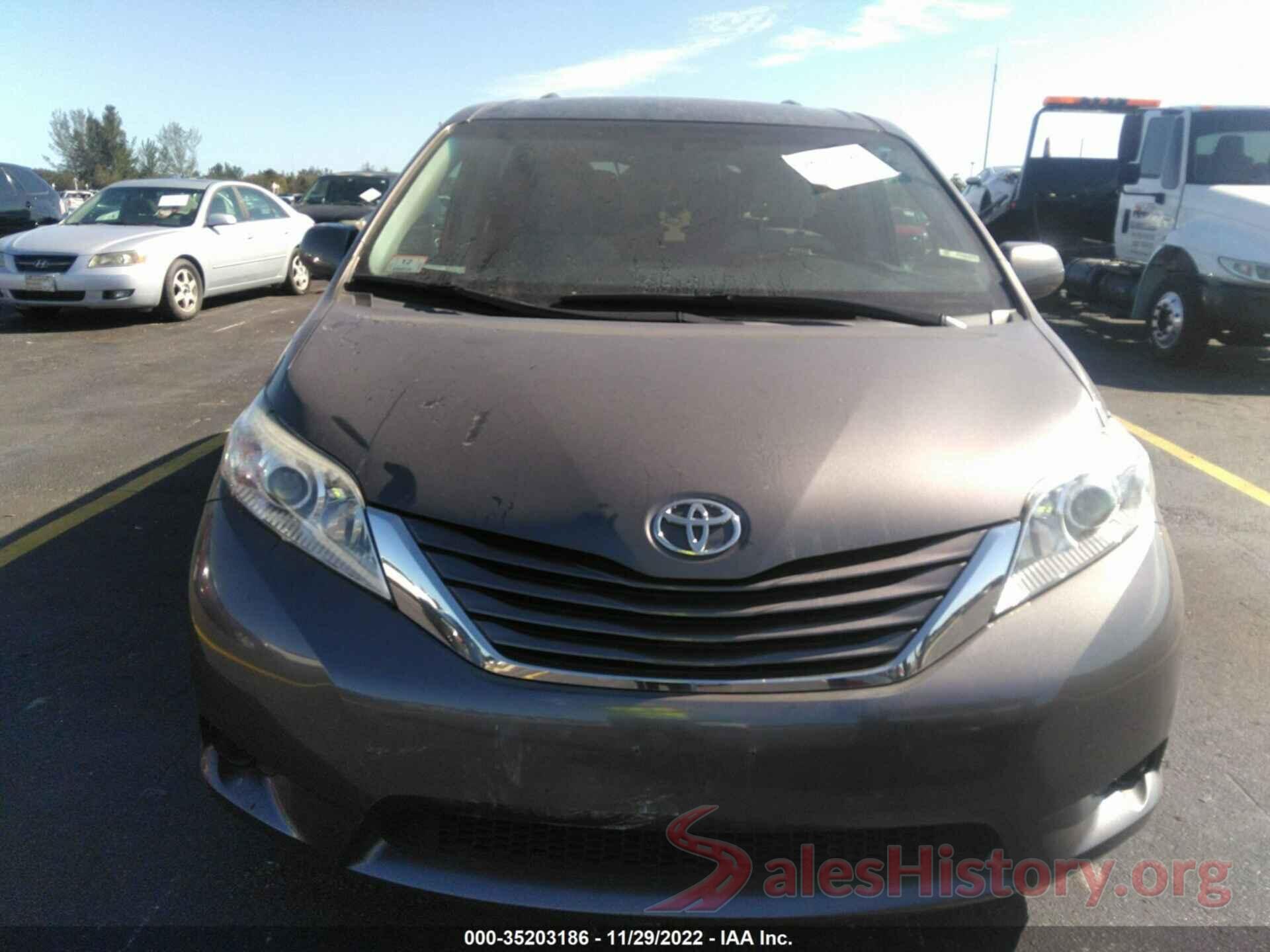 5TDKZ3DC0HS890111 2017 TOYOTA SIENNA