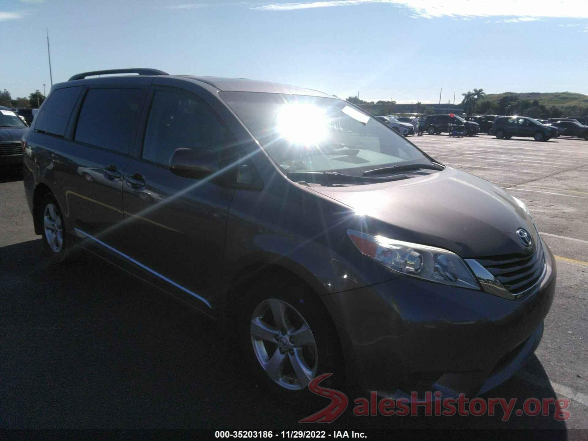 5TDKZ3DC0HS890111 2017 TOYOTA SIENNA