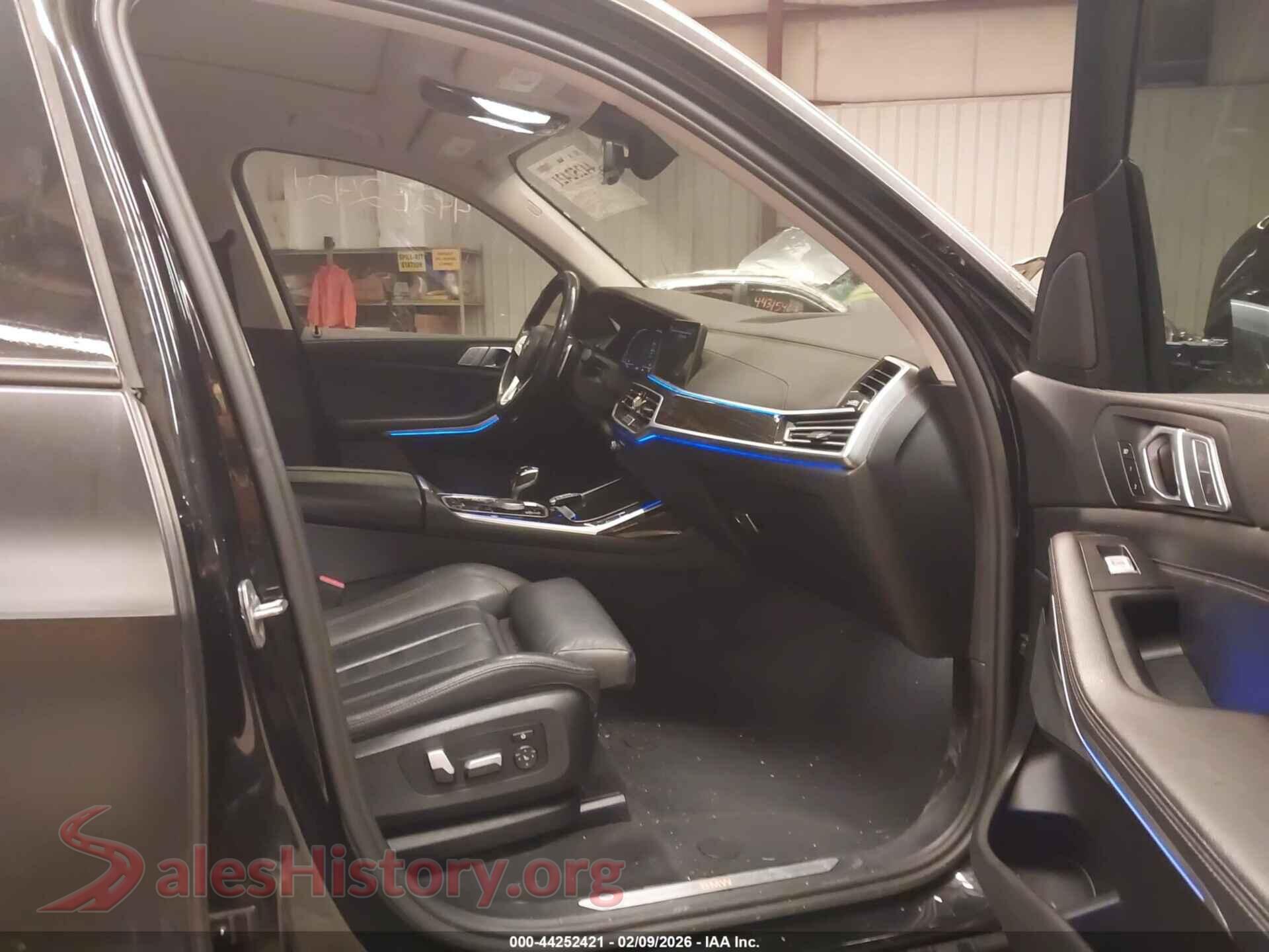 2021 BMW X7 VIN 5UXCW2C0XM9F68049, rear view