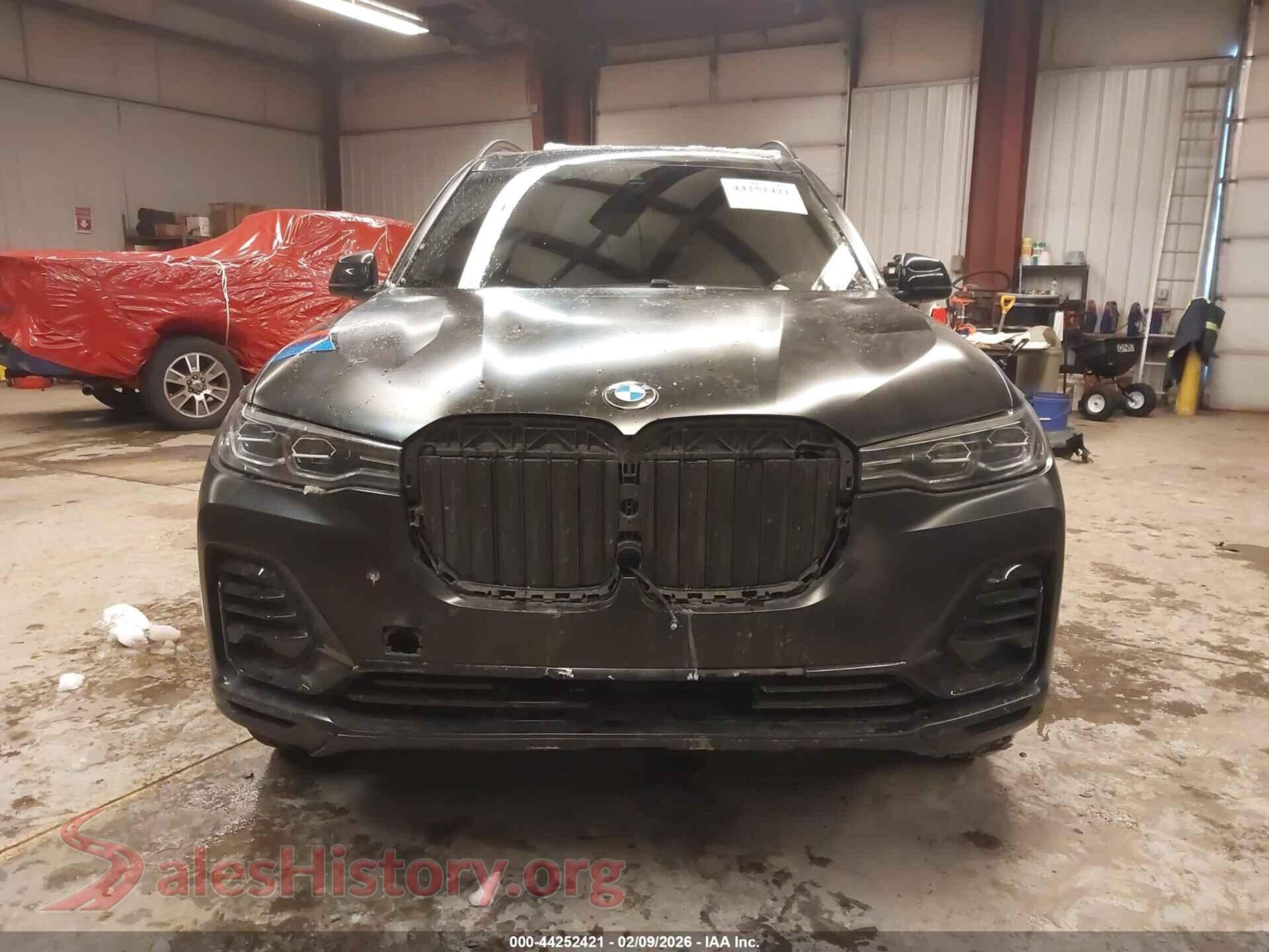 2021 BMW X7 VIN 5UXCW2C0XM9F68049, damage close-up