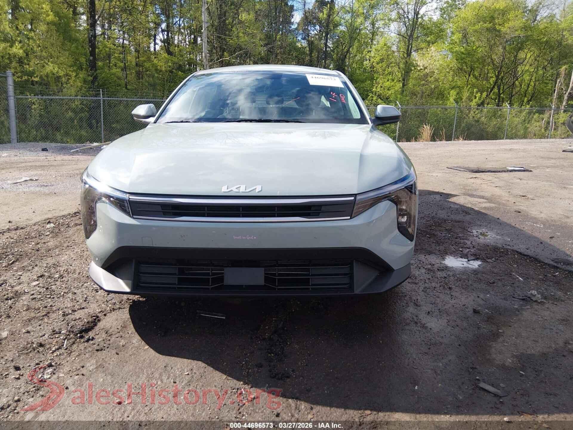 2025 KIA K4 VIN 3KPFT4DE8SE229373, damage close-up