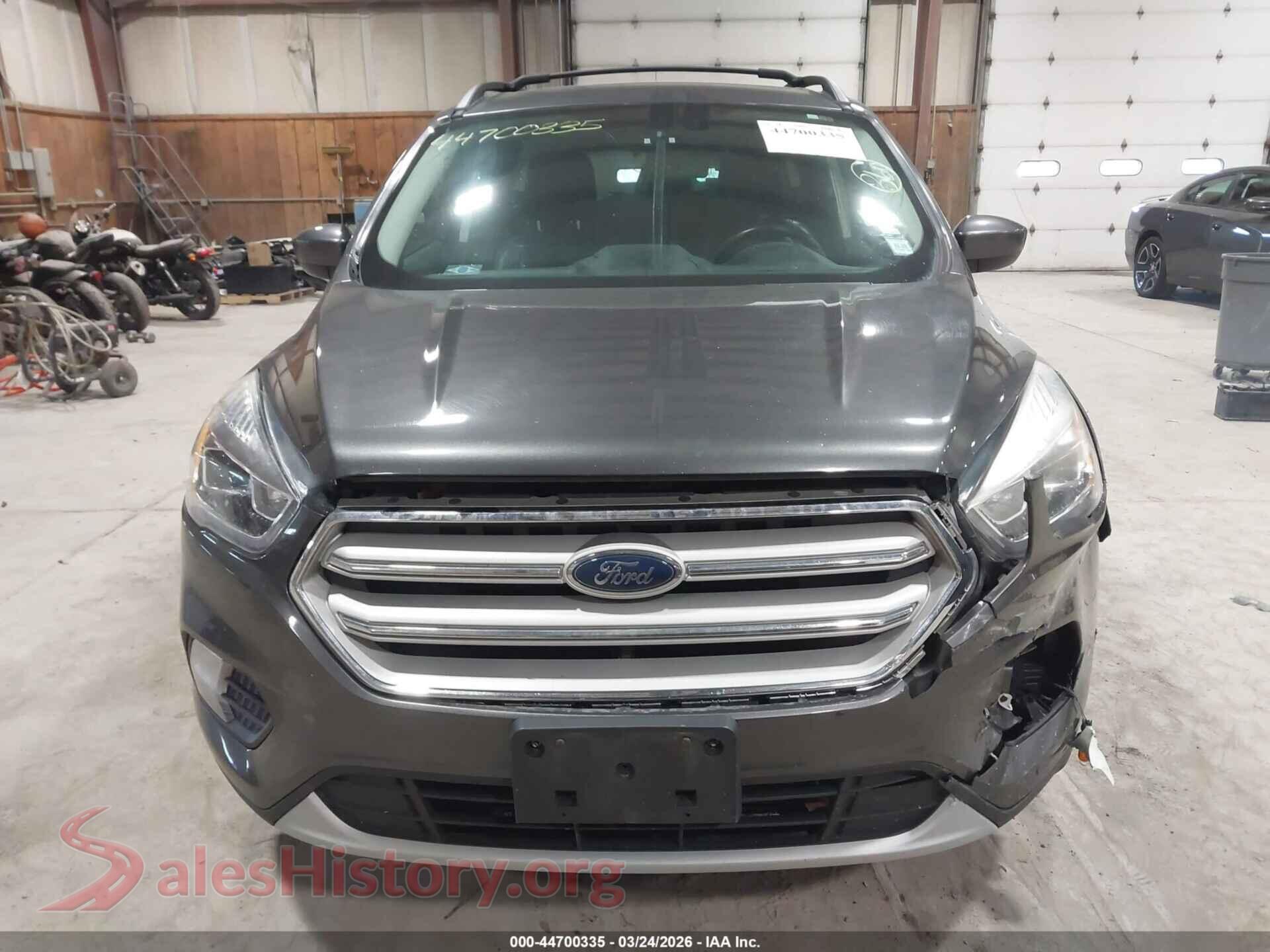 2017 FORD ESCAPE VIN 1FMCU9GD4HUD02695, damage close-up