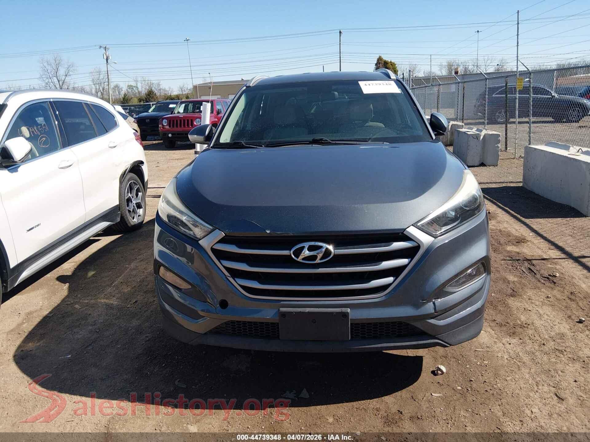 2017 HYUNDAI TUCSON VIN KM8J33A45HU462567, damage close-up
