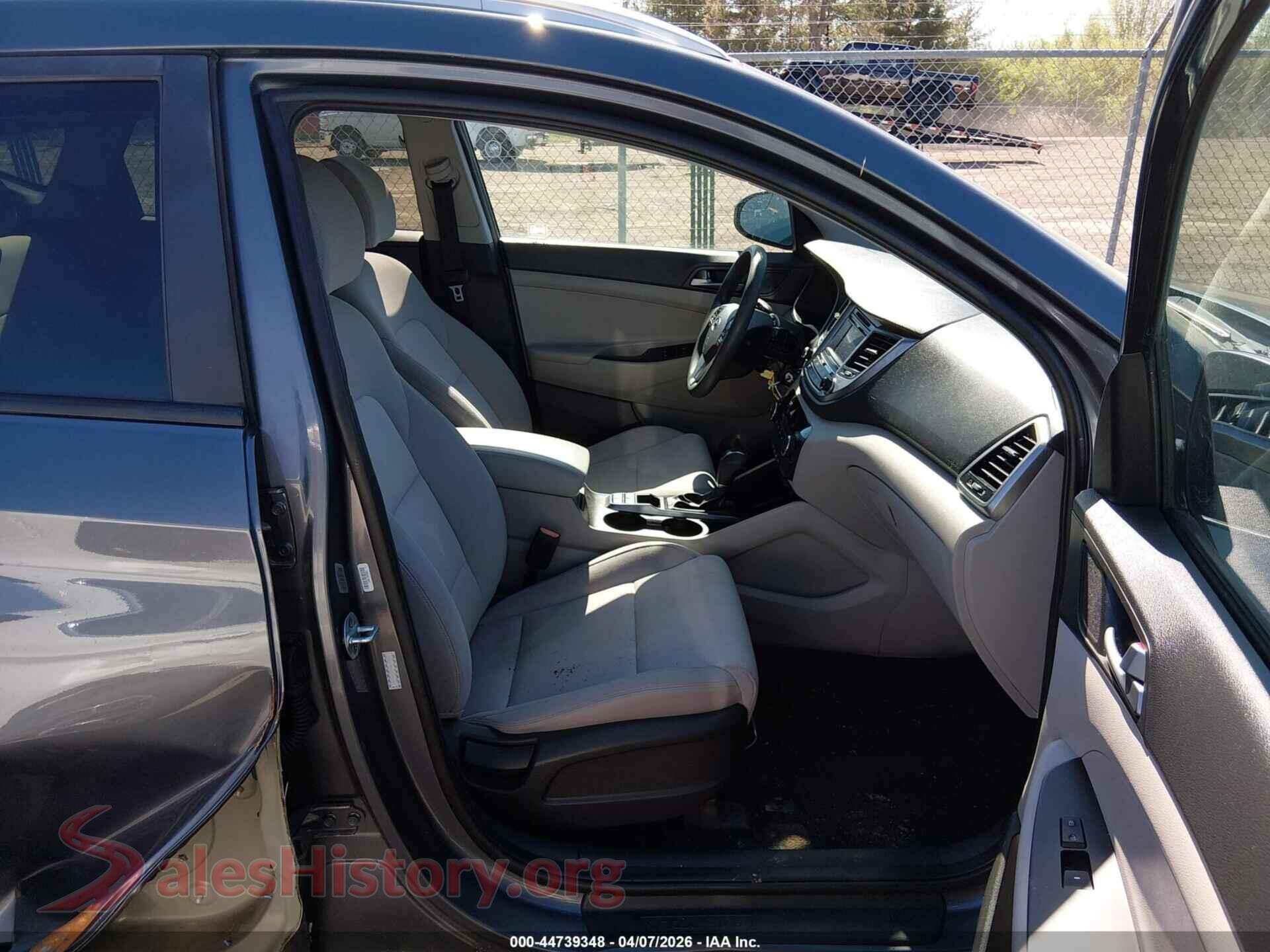 2017 HYUNDAI TUCSON VIN KM8J33A45HU462567, rear view