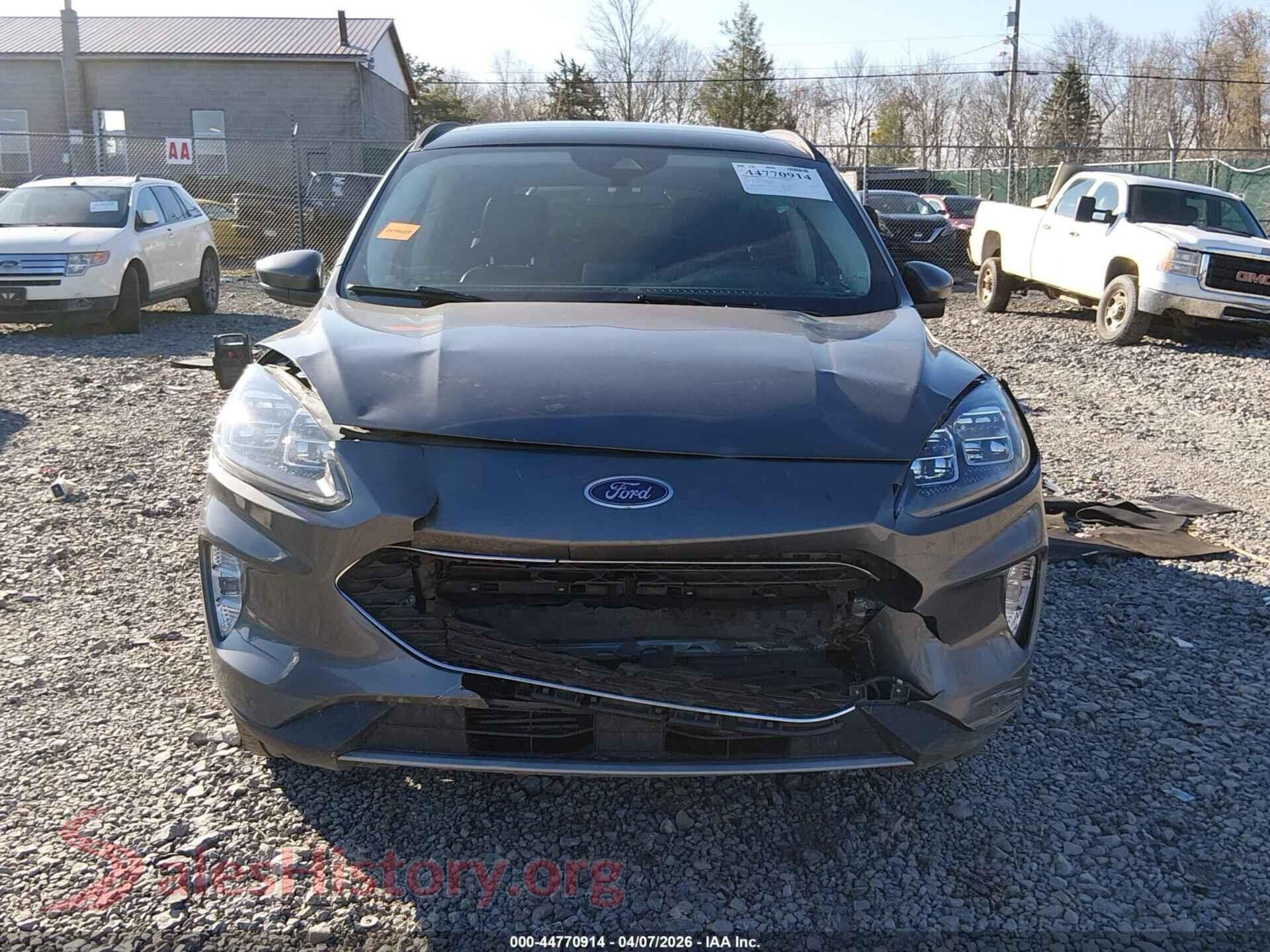 2022 FORD ESCAPE VIN 1FMCU9J94NUB61806, damage close-up