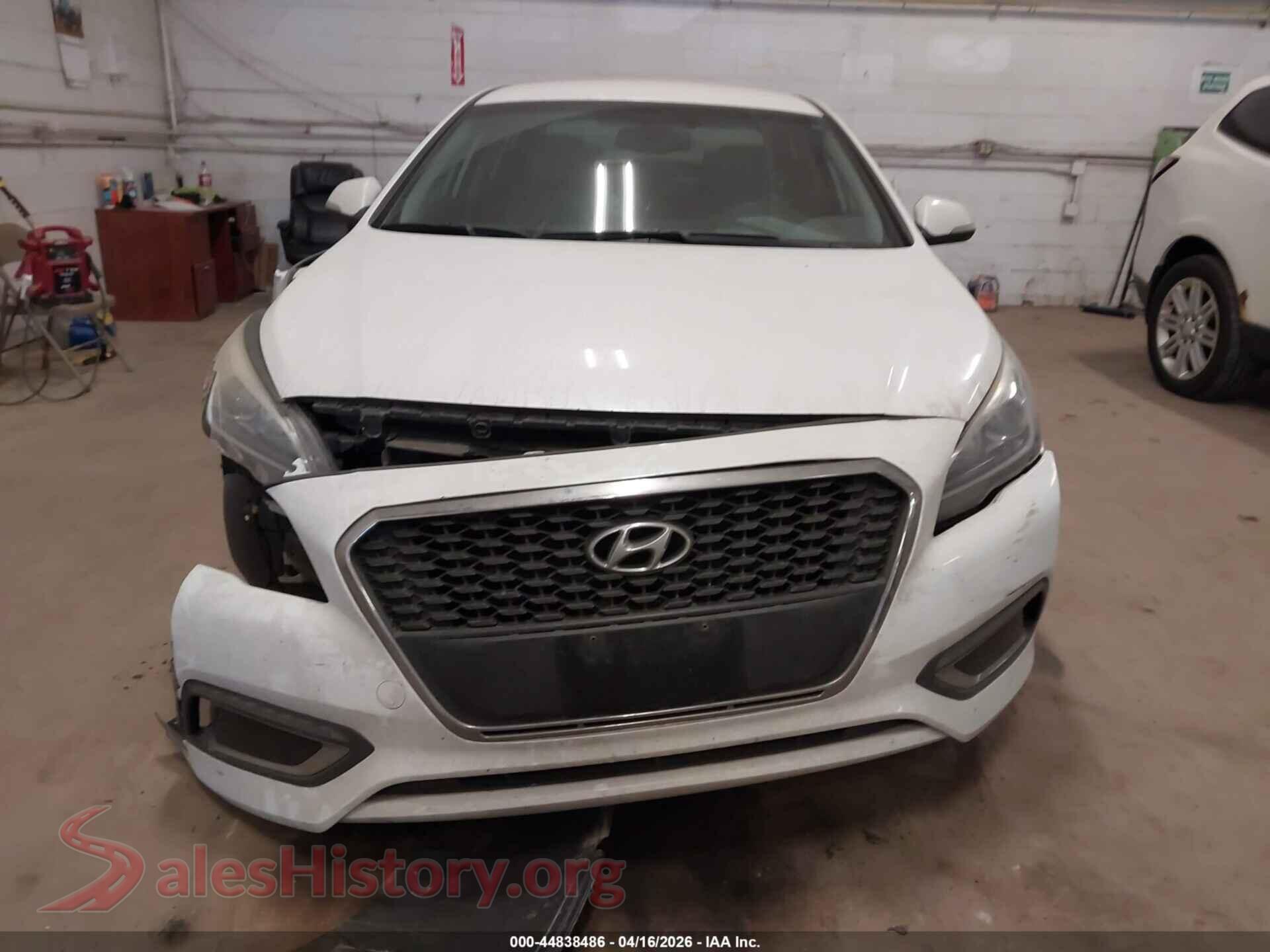 2017 HYUNDAI SONATA HYBRID VIN KMHE24L19HA048660, damage close-up