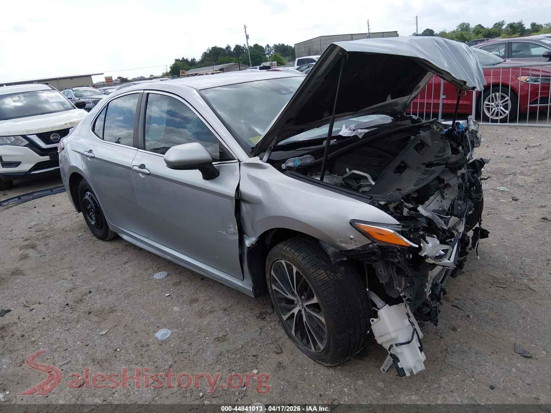 4T1B11HK5JU067300 2018 TOYOTA CAMRY