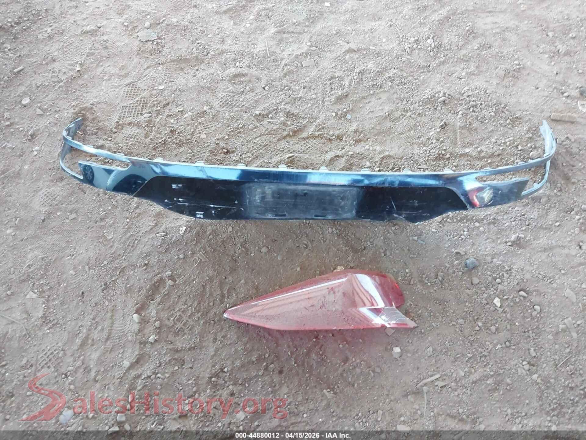 2020 HYUNDAI ELANTRA VIN 5NPD84LF4LH572052, damage close-up