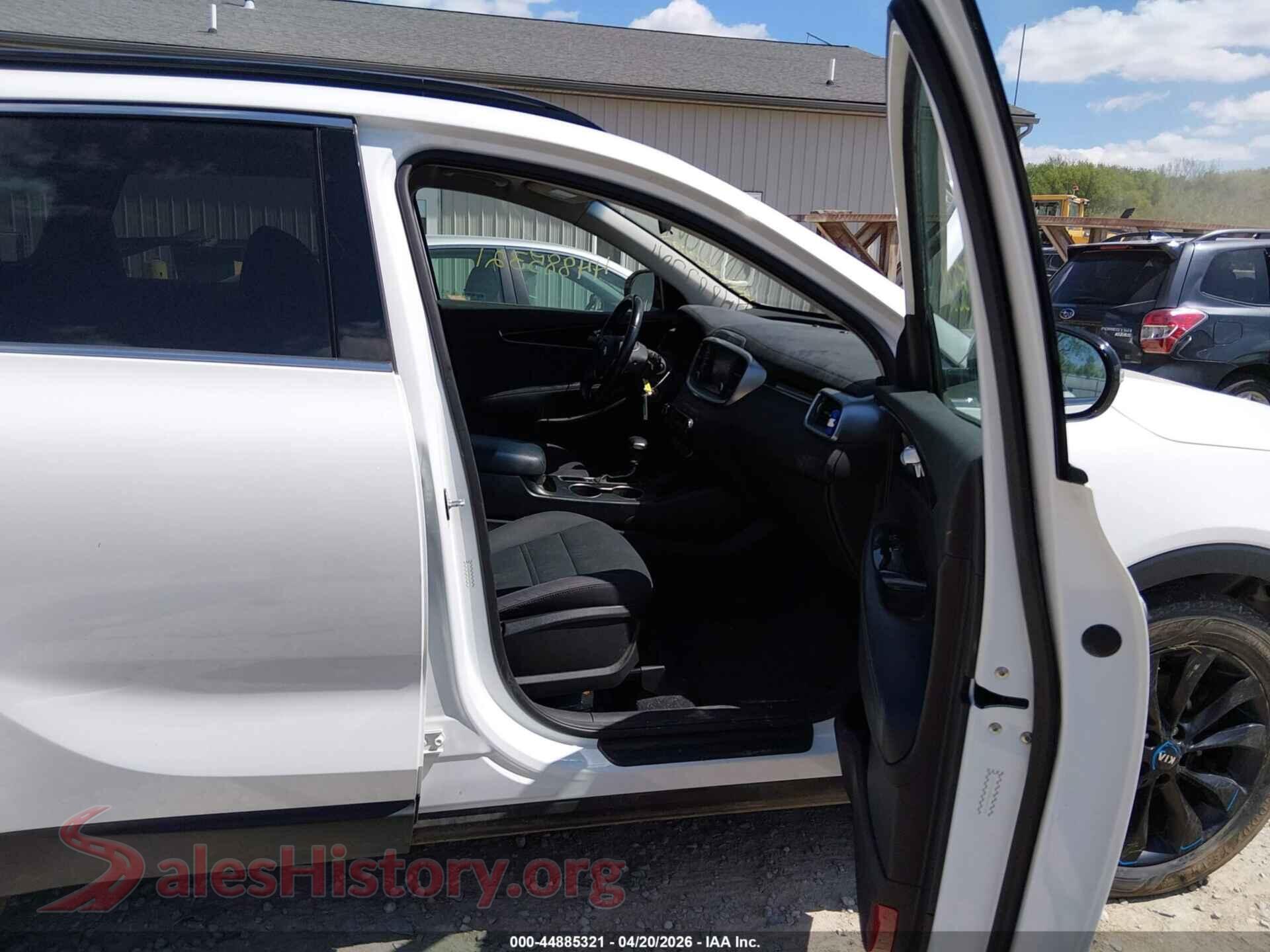 2019 KIA SORENTO VIN 5XYPGDA50KG587308, rear view