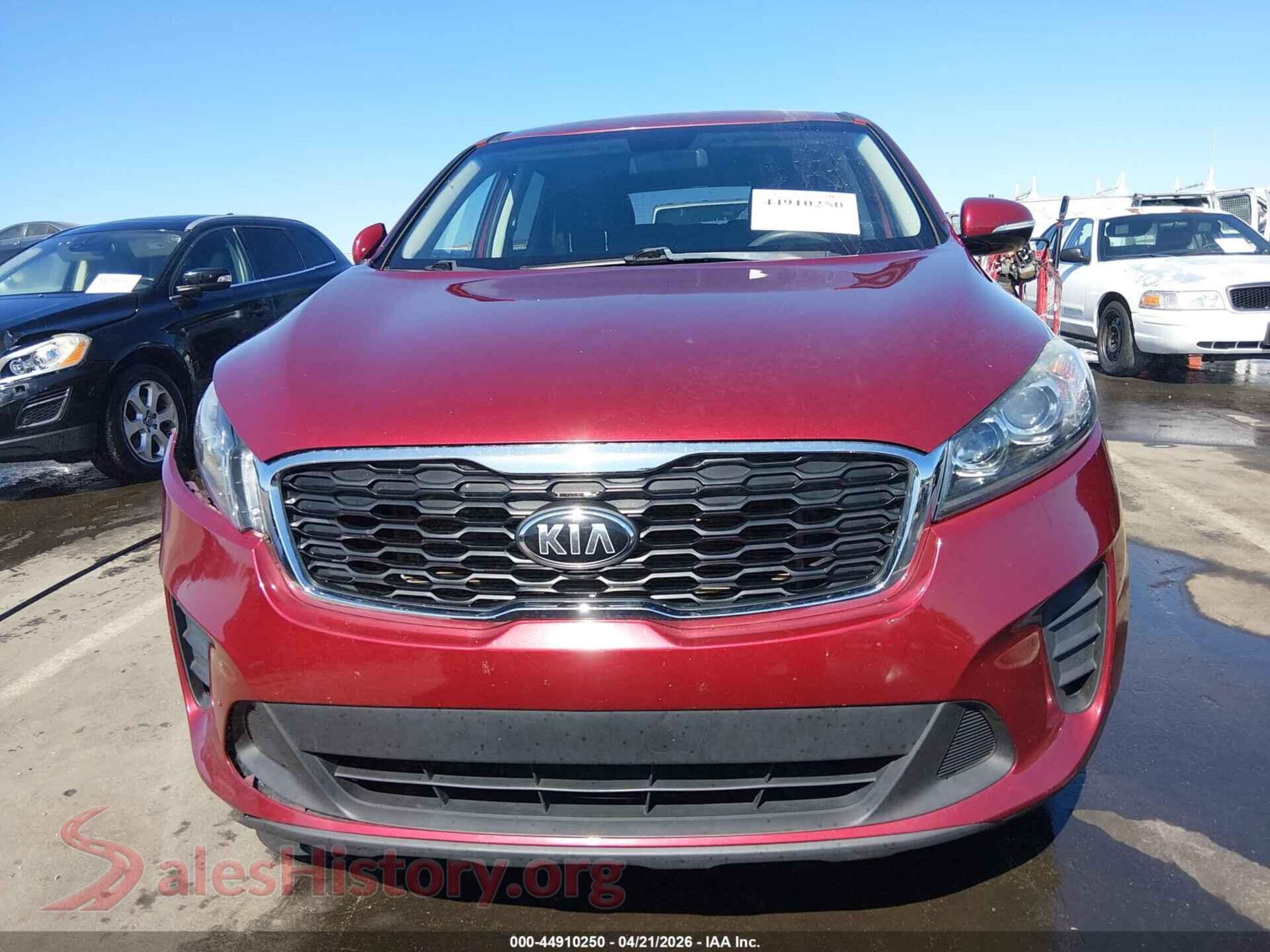 2019 KIA SORENTO VIN 5XYPG4A35KG510559, damage close-up