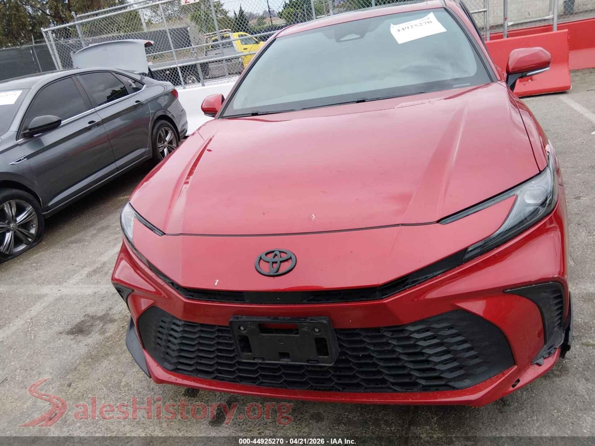 2025 TOYOTA CAMRY VIN 4T1DAACK0SU026493, damage close-up