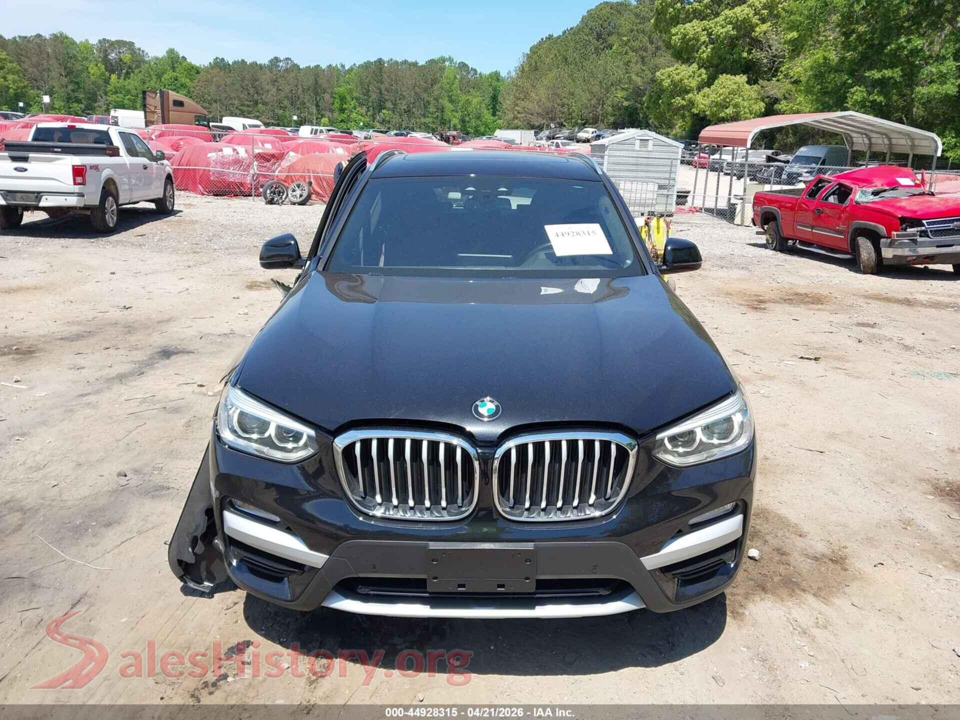 2019 BMW X3 VIN 5UXTR7C5XKLF26027, damage close-up