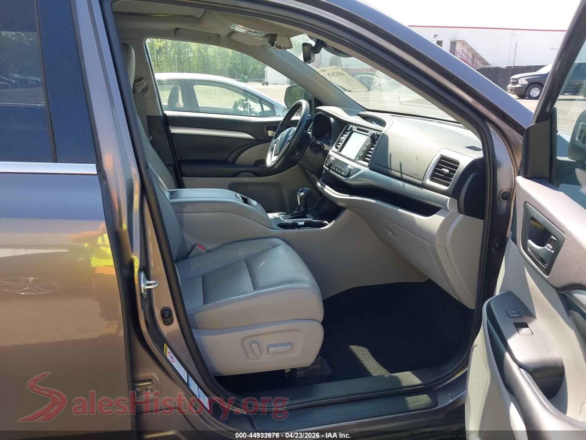 2019 TOYOTA HIGHLANDER VIN 5TDJZRFH7KS610439, rear view