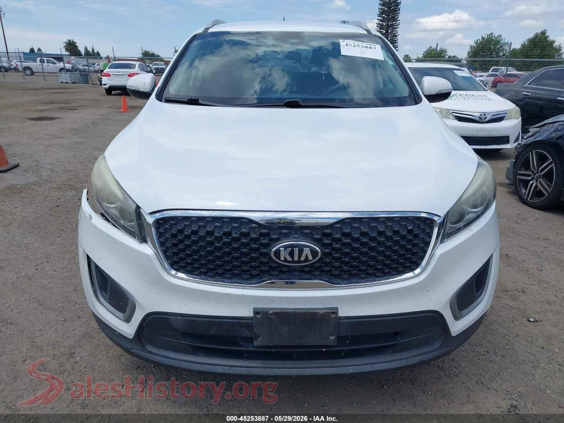 2017 KIA SORENTO VIN 5XYPGDA59HG195405, damage close-up