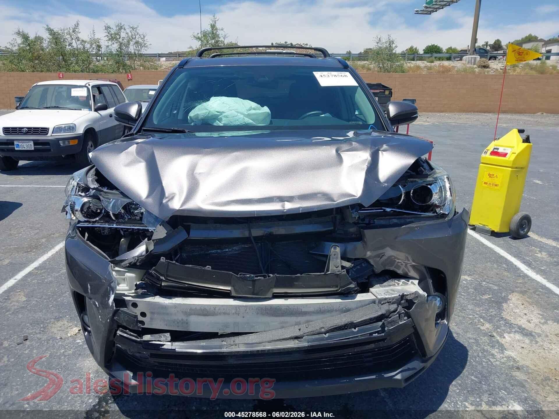 2018 TOYOTA HIGHLANDER VIN 5TDJZRFH5JS550157, damage close-up